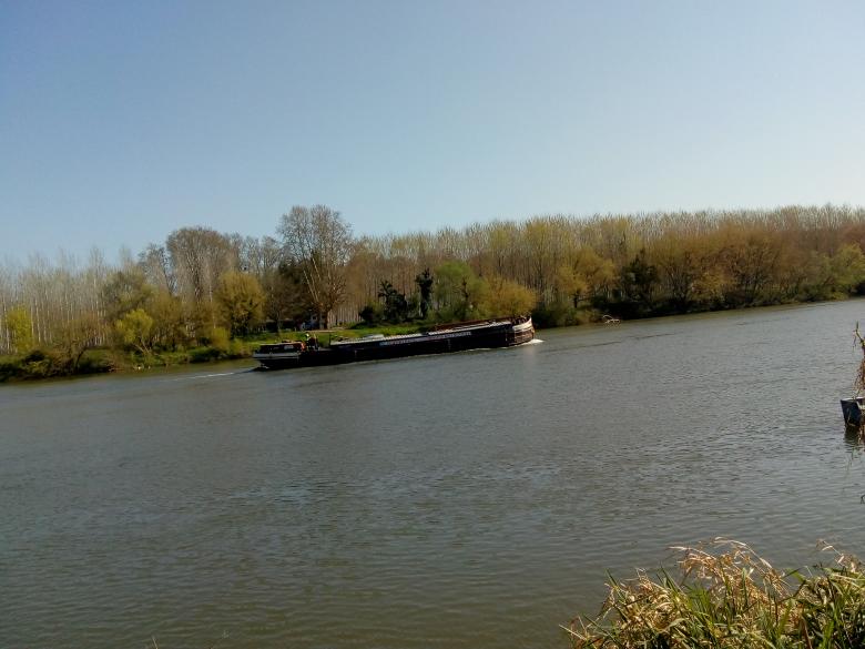 une péniche sur la Garonne