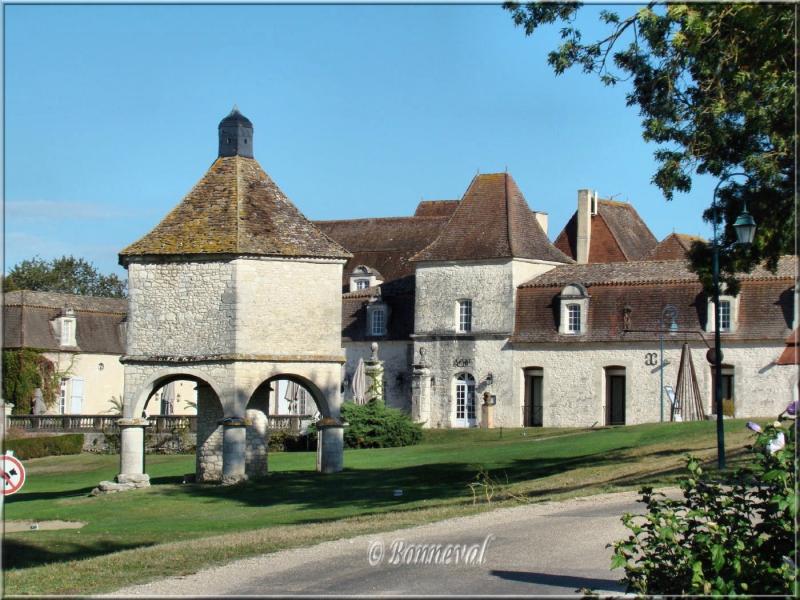 Pigeonnier sur arcades XVIIème siècle Château des Vigiers Monestier Dordogne