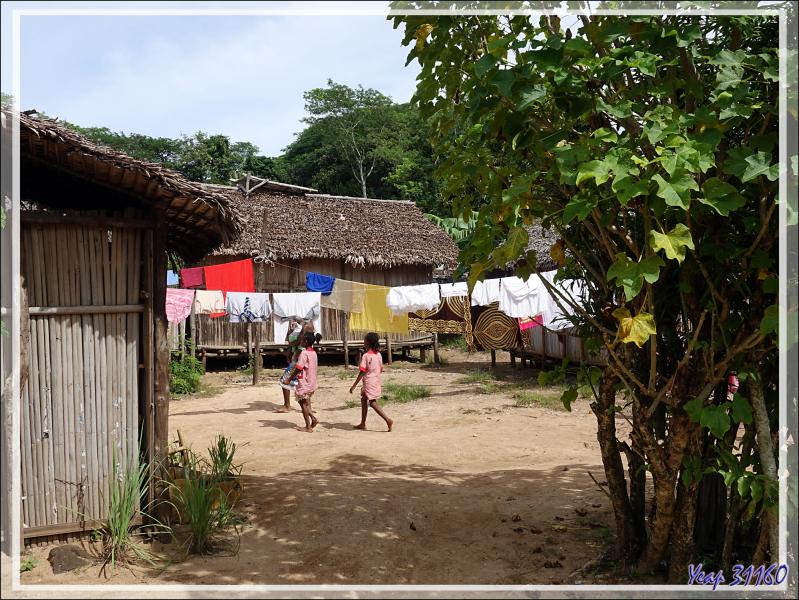 Promenade dans Antanambe, le village voisin du Sakatia Lodge - Nosy Sakatia - Madagascar