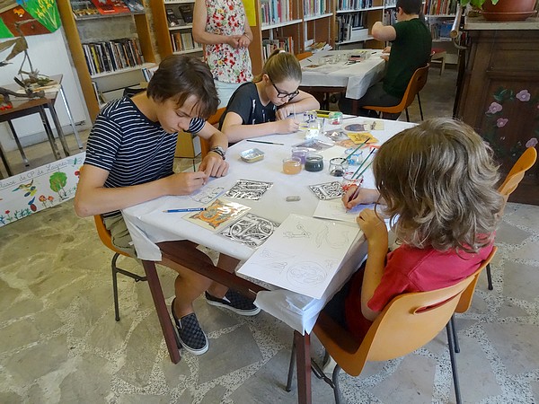 Une initiation à la calligraphie pour les enfants à la médiathèque de Laignes