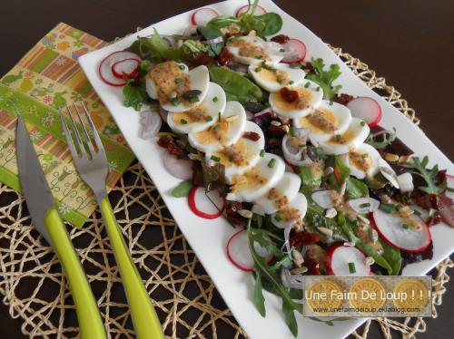 Salade printanière aux œufs durs, jeunes pousses et radis
