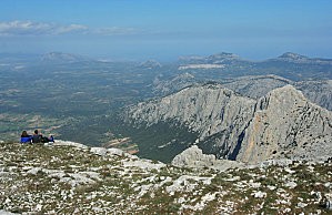 800px-Supramonte view-from-Punta-Sos-Nidos-to-North-East