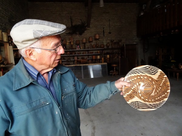 Jean Glace présentera, le jour de la fête de la pomme à Laignes, une nouvelle magnifique création en bois tourné !