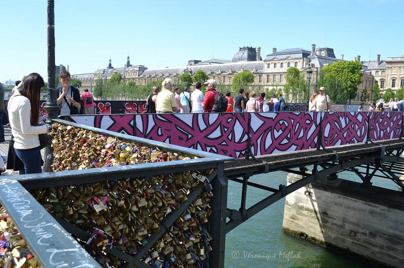 Débarrassé de ses cadenas, le pont des Arts se met au street art
