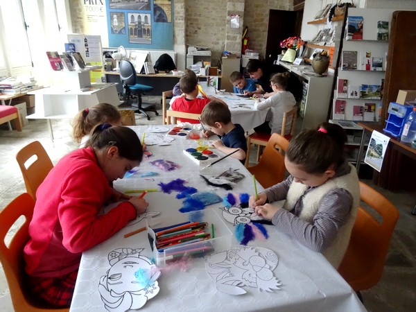 Un atelier "Masques" à la médiathèque de Laignes...