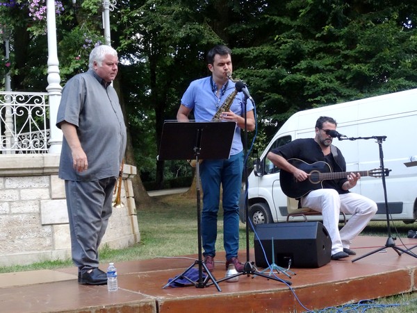 Thierry Caens, Daniel Fernandez et Nicolas Fourgeux ont donné un superbe concert au jardin de la Mairie....