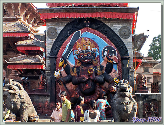 Blog de images-du-pays-des-ours : Images du Pays des Ours (et d'ailleurs ...), Kala Bhairab (Forme effrayante de Shiva) - Durbar Square - Katmandou - Népal