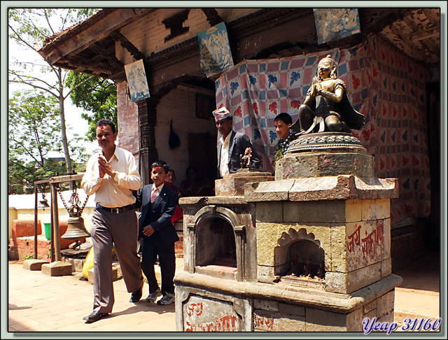Blog de images-du-pays-des-ours : Images du Pays des Ours (et d'ailleurs ...), Temple Amar Narayan Mandir: cérémonie de mariage - En attendant les mariés - Tansen (Palpa) - Népal