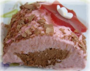 BÛCHE FRAISES,CHOCOLAT NOIR