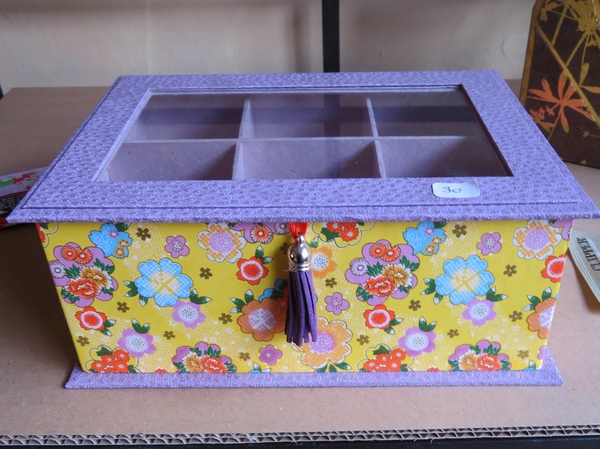 Joëlle Henot, cartonnière, artisan d'Art, réalise de superbes objets décoratifs et utiles...en carton.
