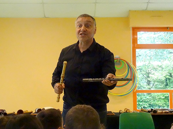 A l'initiative de l'association "Châtillon-Scènes, François Tainturier, Directeur du Laostic, est venu présenter des instruments anciens aux élèves des écoles Louis Cailletet et Francis Ca
