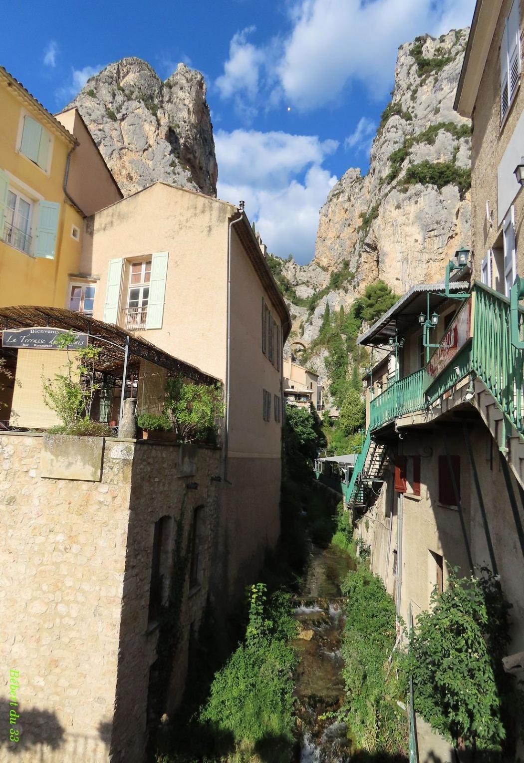 un pause à Moustier