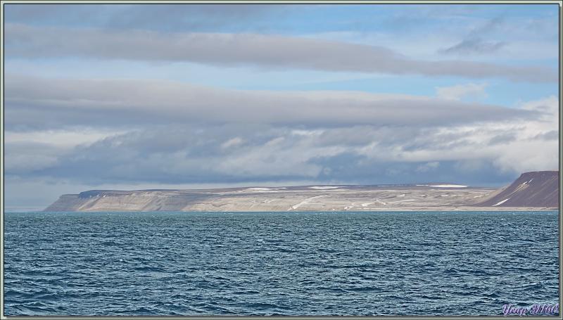 Le reste de la matinée va se poursuivre en navigation depuis l'île Noraustlandet vers le nord-est de l'île Spitzberg - Svalbard - Norvège