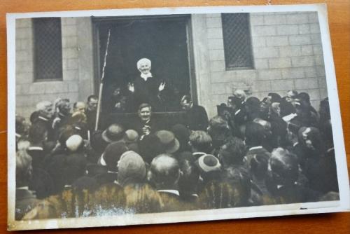 Mère Antoine au temple de Jemeppes faisant l'Opération