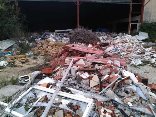 Entreprise abandonnée transformée en décharge occulte semi-couverte