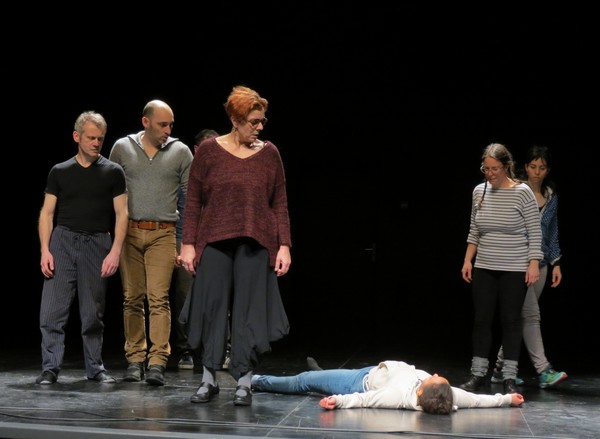 La compagnie "La Lunette-Théâtre", en résidence de création au Théâtre Gaston Bernard, a répété son futur spectacle  "Cortège(s)"