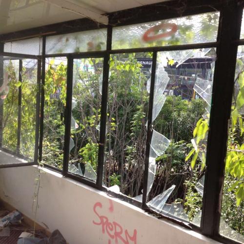 Enorme maison vandalisée, squatée encore intriguante