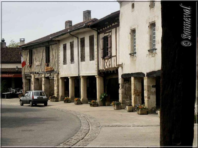 Fourcès bastide Gers maisons à pans de bois sur la place