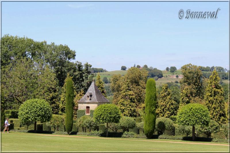 Les Jardins du Manoir d'Eyrignac Dordogne Pigeonnier et Allée des Charmes