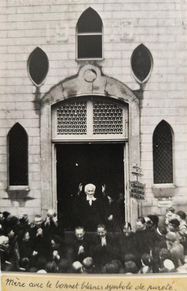 Mère avec le bonnet blanc, symbole de pureté, Jemeppe (Archives du Temple de Retinne)