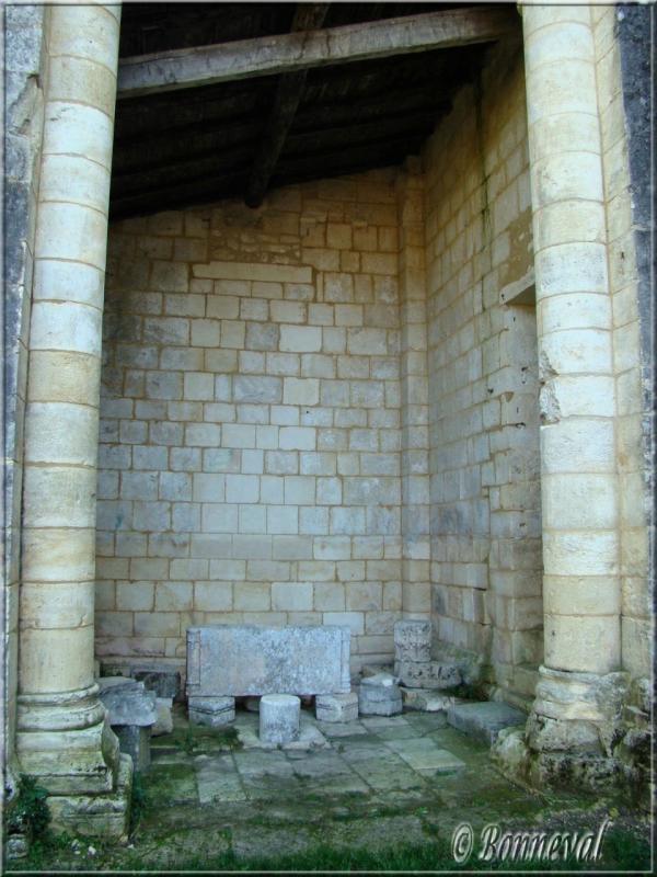 Abbaye de Fontdouce 12 ème siècle Charente-Maritime une absidiole vestige de l'église abbatiale
