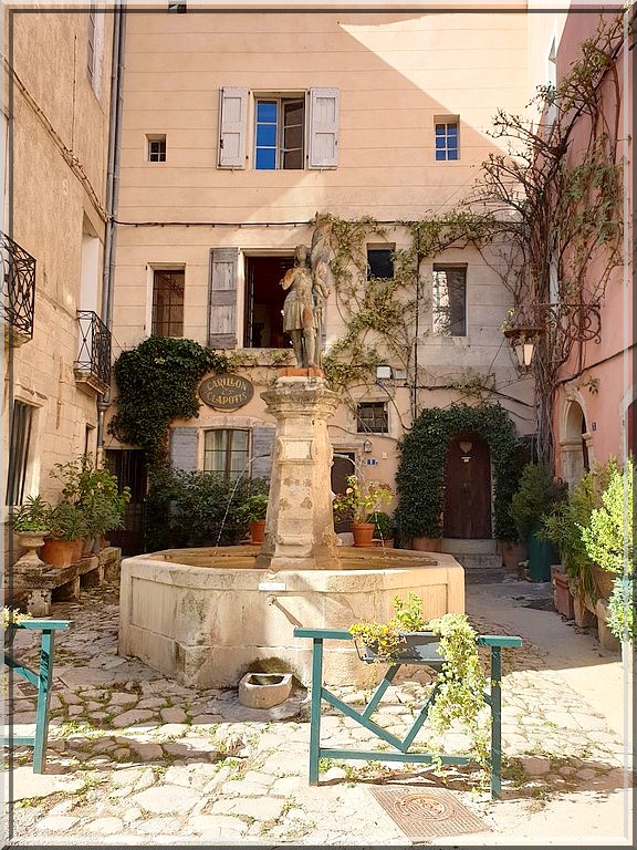 1012 -  Forcalquier dans les Alpes de Haute-Provence (04)