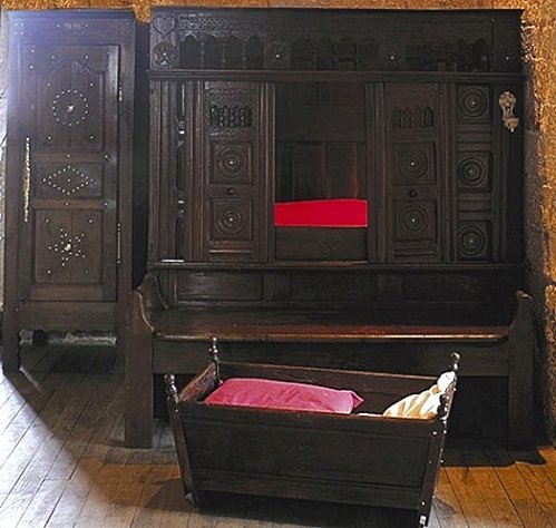 lit-clos-banc-et-berceau-musee-bigouden-pont-l-abbe.jpg