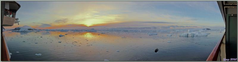 08/03/2022 : l'adieu à Booth Island avec un beau coucher de soleil et un dernier regard sur le cairn Charcot - Péninsule Antarctique