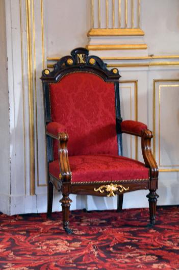 D'un collier de diamants à un collier de pierre...