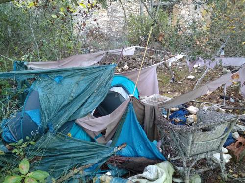 Campement abandonné, rebus de cyclo : Forêt à l'Orée de la ville