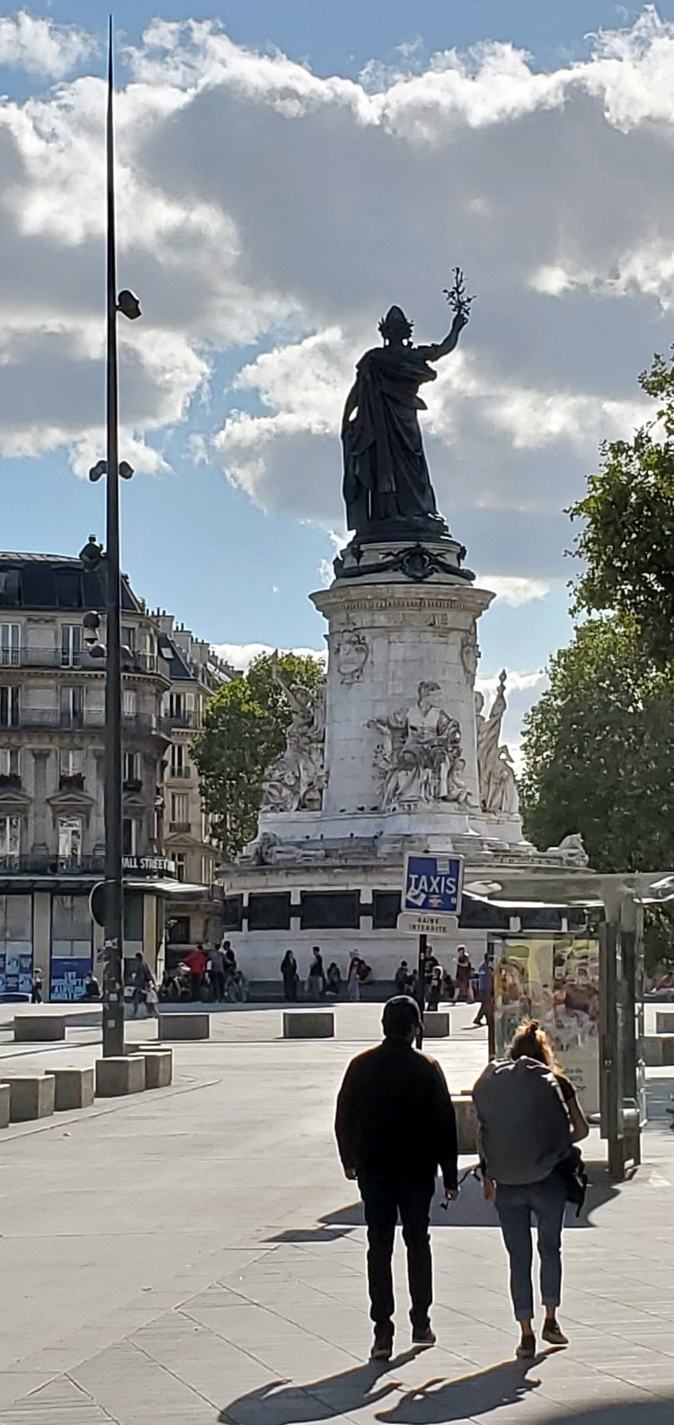 Vers la place de la République