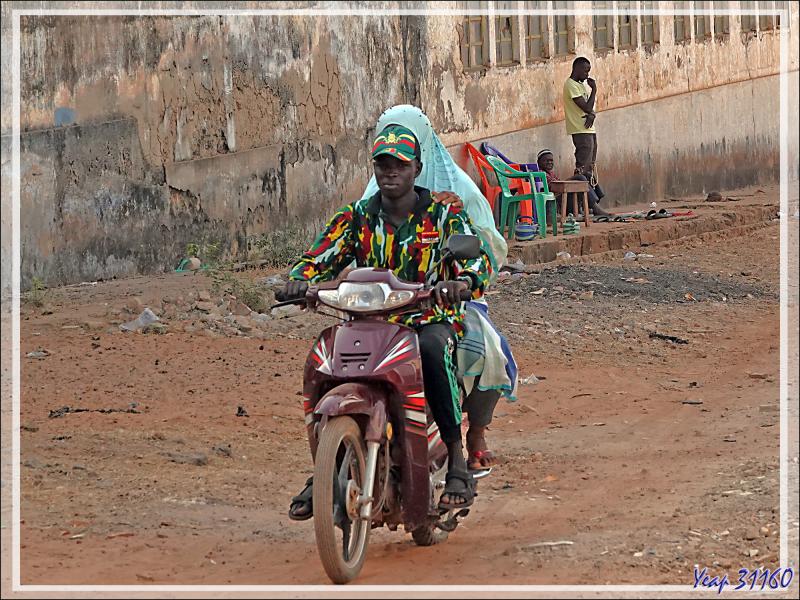 Nous sommes accueillis par des chants et des danses, puis nous commençons une agréable balade, sans sollicitations de vendeurs, dans les rues de Bolama  - Ile de Bolama - Bijagos - Guinée Bissau