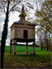 Pigeonnier sur piliers