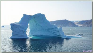 Navigation dans le Fjord Inglefield : la transformation de l'iceberg en arche - Région de Qaanaaq - Groenland