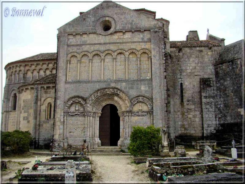 Talmont-sur-Gironde Charente-Maritime Eglise Sainte Radegonde façade et cimetière marin