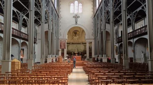 Nef de l'église Notre-Dame du Travail à Paris 14.jpg
