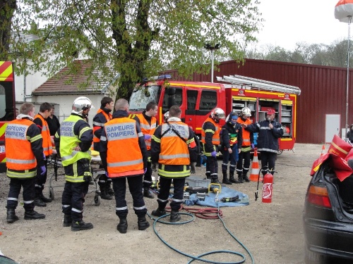 Démonstrations des Sapeurs-Pompiers Châtillonnais en direction des élèves du Collège Fontaine des Ducs de Châtillon sur Seine...