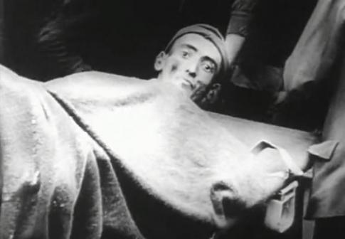 Le premier film sur les camps de la mort de l'été 1945