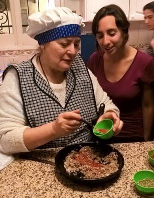 ajouter les épices aux oignons et à la viande