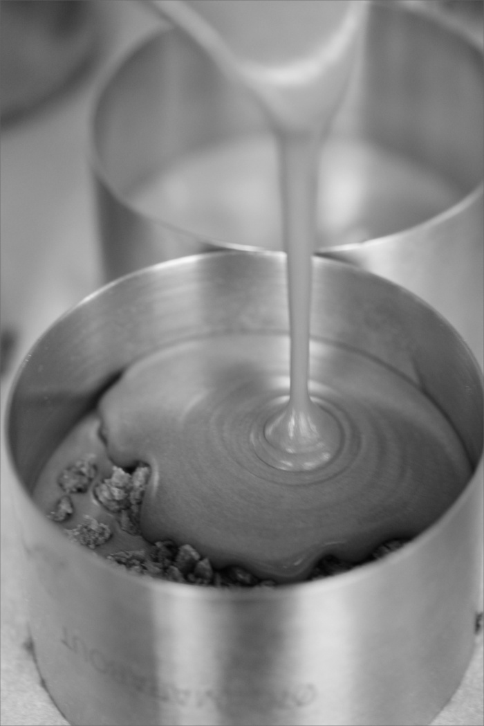 Entremets au chocolat, feuillantine pralinée et crème au café
