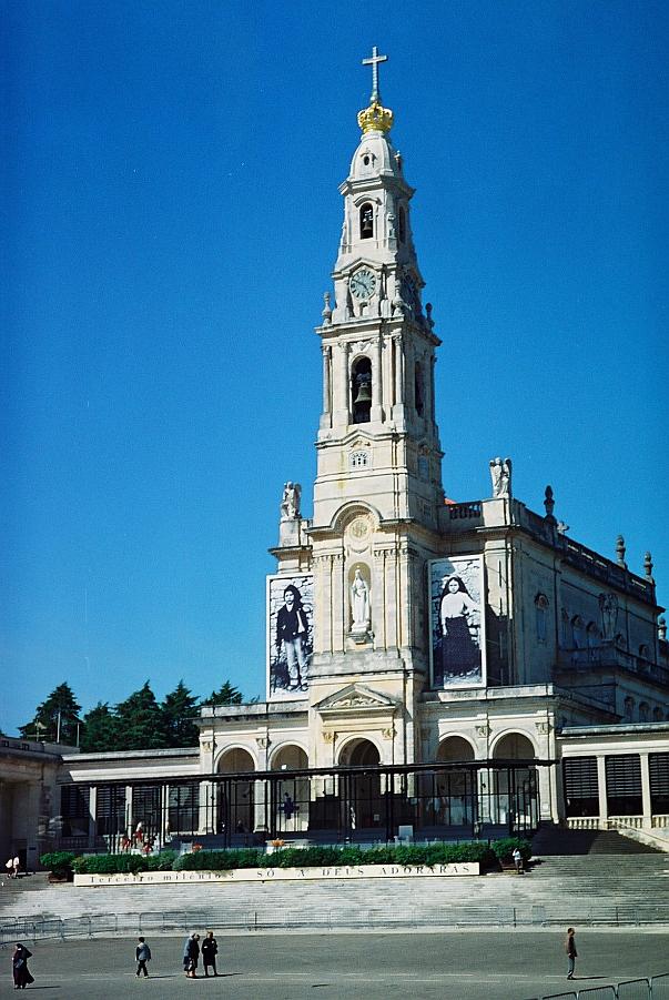 Vue générale de la Basilique Notre-Dame du Rosaire dans le sanctuaire de Fatima