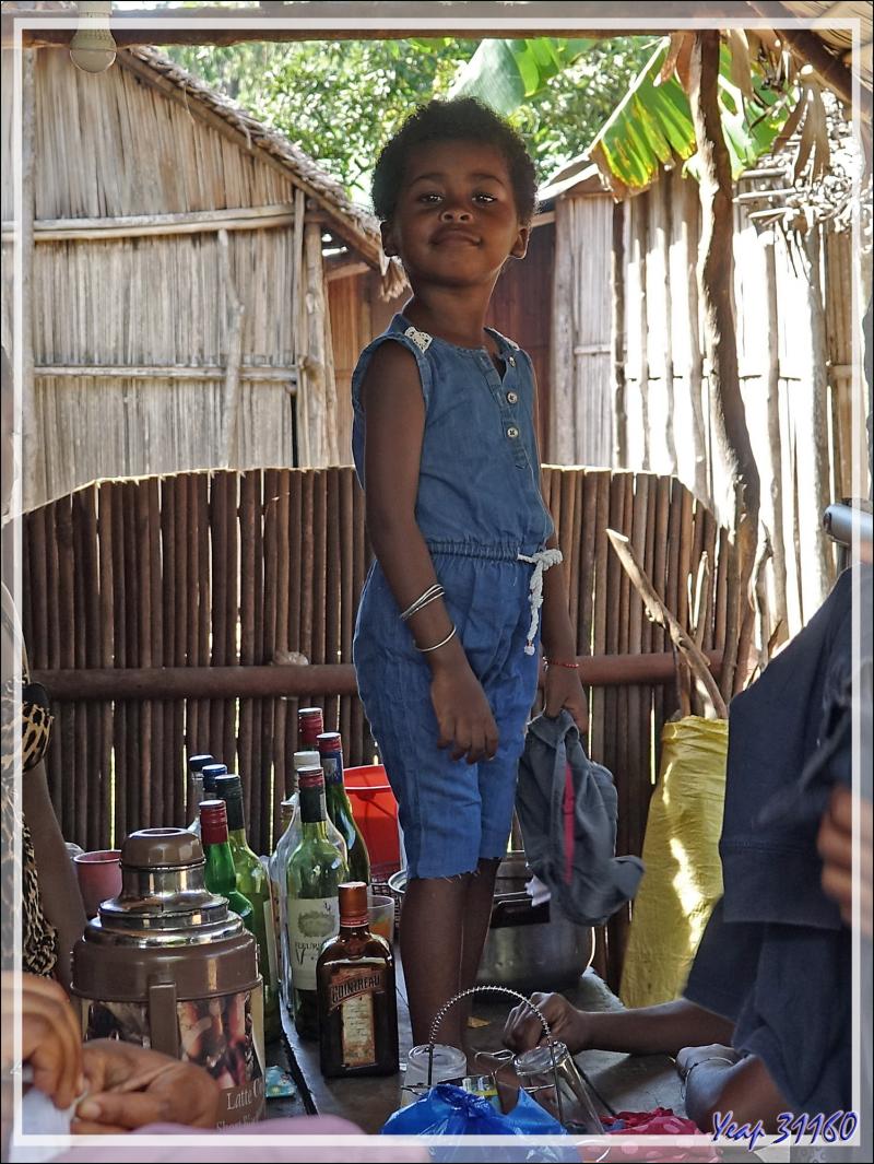 Magasin "fourre-tout", des œufs aux cartes de téléphone en passant par les fripes, on y trouve (presque) tout - Antanabe - Nosy Sakatia - Madagascar 