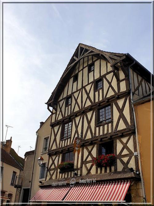 1032 - Noyers-sur-Serein dans l’Yonne (89) 