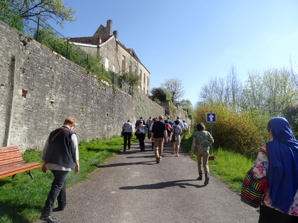 Visite de Flavigny sur Ozerain, avec les adhérents de Villages Anciens-Villages d'Avenir....