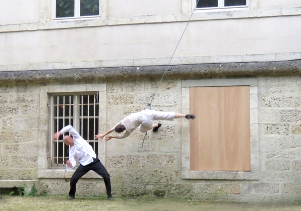 Le dernier spectacle de la saison du Théâtre Gaston Bernard a eu  lieu en plein air, sur la façade de l'hôtel de ville de Châtillon sur Seine...