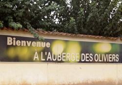 Auberge des Olivers: sous un arbre installé...
