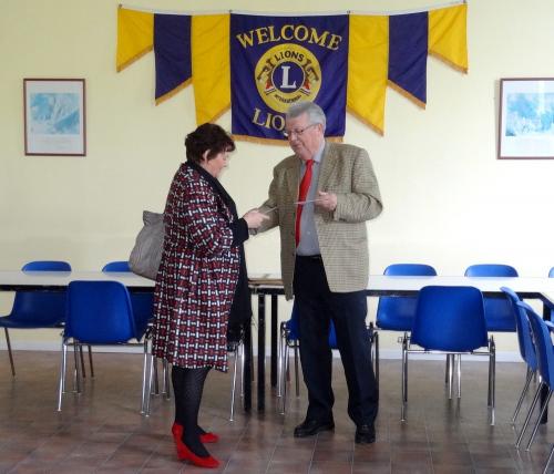 Remise de chèques, en 2013, aux associations de Châtillon sur Seine, par le Lions Club