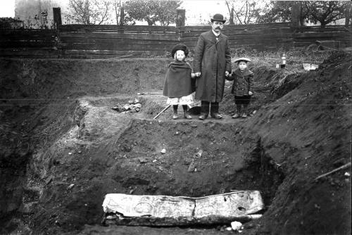 J. B. Keune, directeur des Musées de Metz, et ses enfants devant un sarcophage en plomb antique découvert en 1905 dans une sablière du Sablon (© Musée de La Cour d'Or - Metz Métropole)