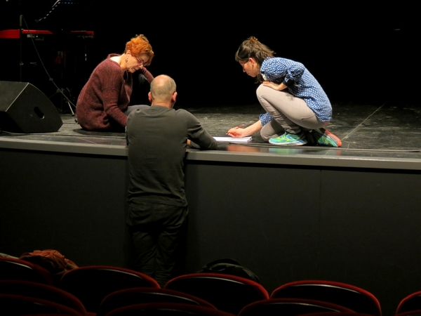 La compagnie "La Lunette-Théâtre", en résidence de création au Théâtre Gaston Bernard, a répété son futur spectacle  "Cortège(s)"