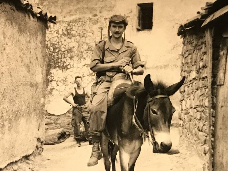 François Richou sur une mule utilisée pour les déplacements d’unités en Algérie.
